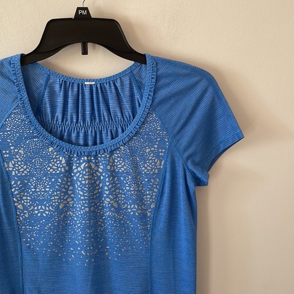 Lululemon Run: Wild Blue Short Sleeve Tech Top- Size 4 - Picture 4 of 8